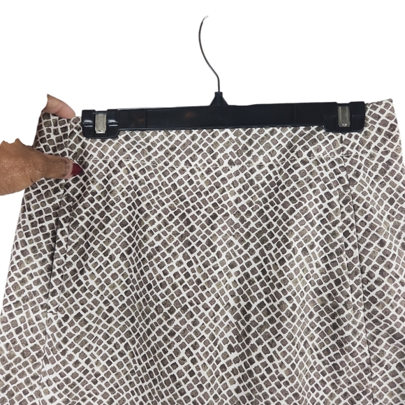 Ann Taylor Loft, Misses' Size 4, Giraffe Print Knee length skirt. - Picture 8 of 8